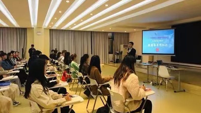 国家开放大学报名时间一般分为春季和秋季两个批次，具体时间如下：